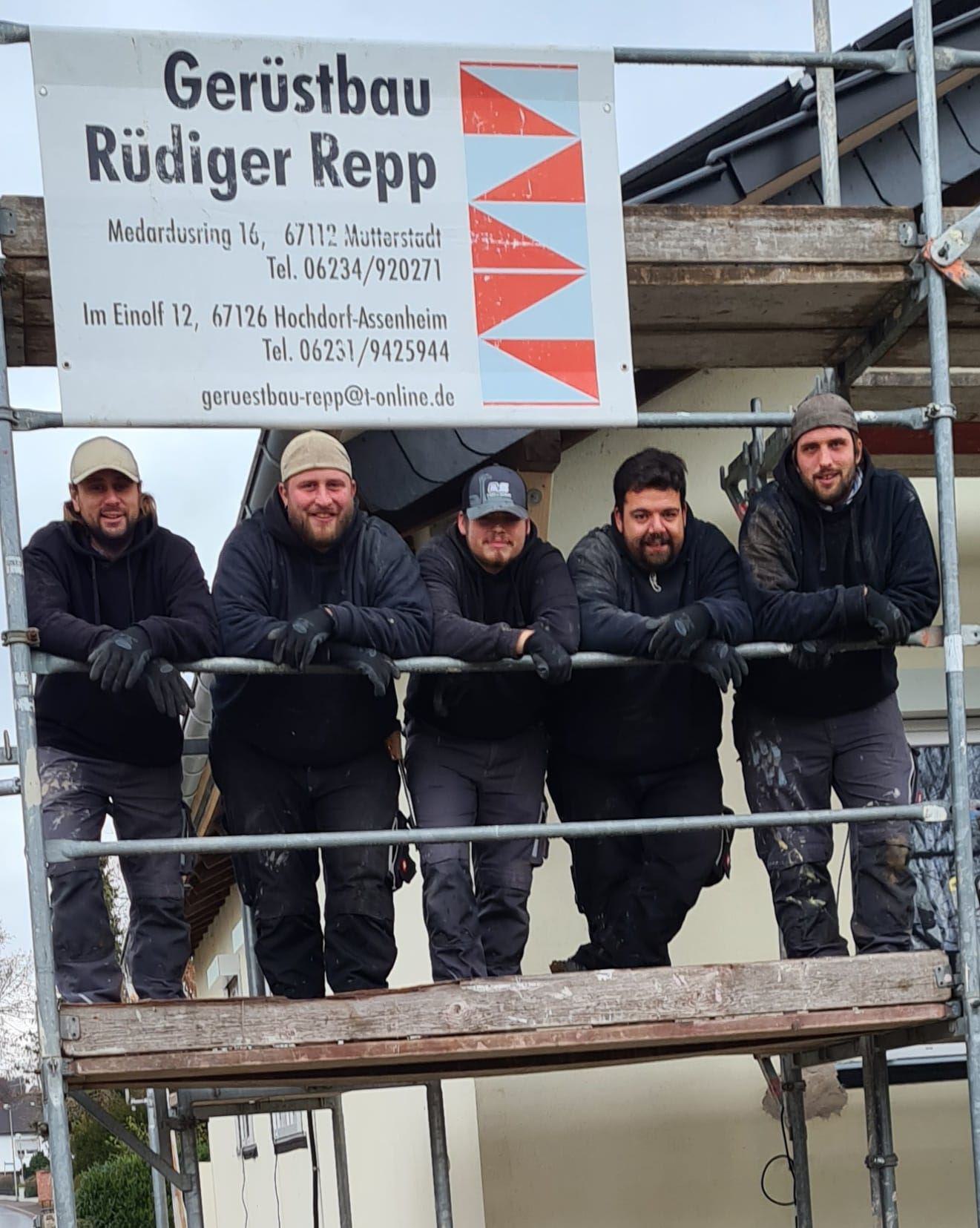 <img src="Photo-2022-05-04-20-54-01.jpg" alt="Bild mit Mitarbeitern">