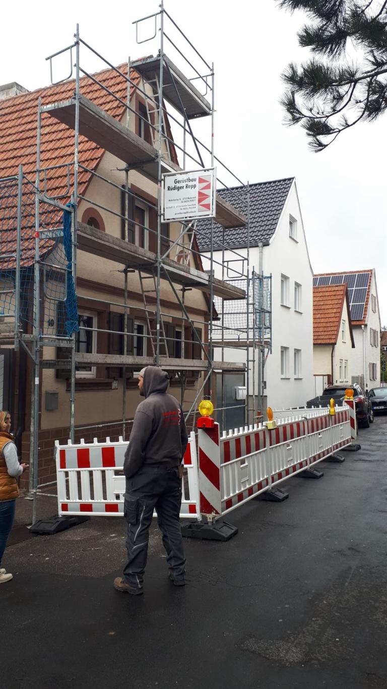 Haus mit Baugerüst an der Vorderseite