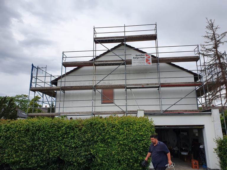 Haus komplett mit Baugerüst rundherum