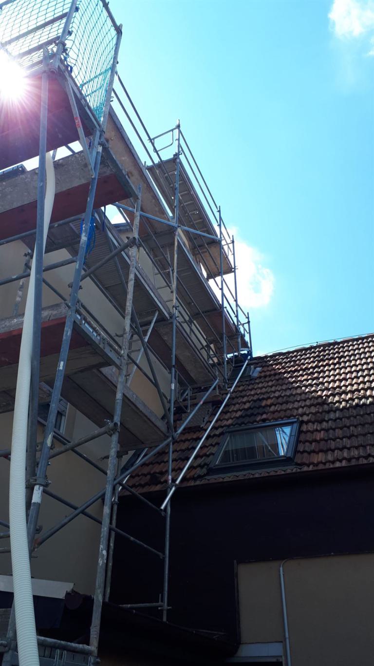 Seitliches Baugerüst an Hauswand