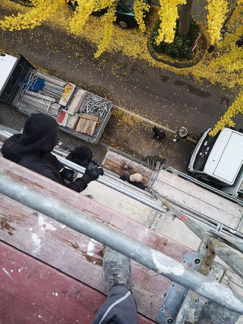 Blick in die Tiefe von einem Baugerüst