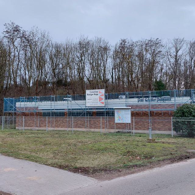 Baugerüst an einer Sporthalle
