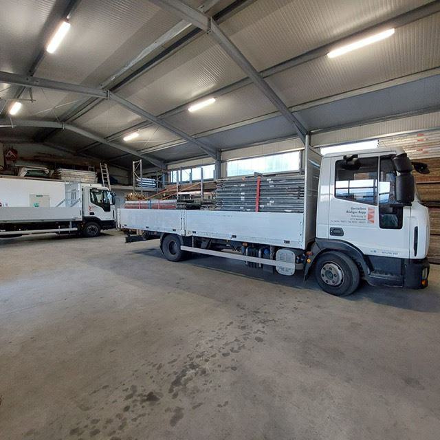 Lagerhalle Gerüstbau Repp mit zwei LKW